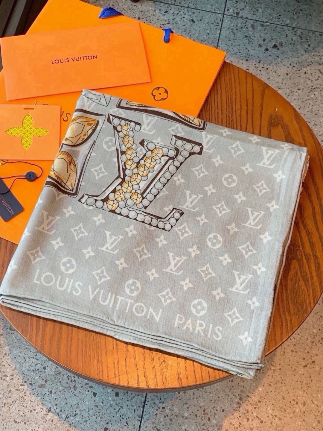 🆕  LV x TM 140披肩 【140顶级丝绒双面同色披肩】 本款L Multicolor披肩出自路易威登与知名日本
