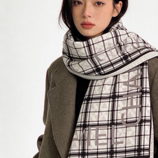 🆕 高级成衣系列~Chanel 【140双面同色丝绒披肩】 此系列谱写一曲自由轻灵的赞歌 本系列作品创新演绎品牌的 🆕 高级成衣系列~Chanel 【140双面同色丝绒披肩】 此系列谱写一曲自由轻灵的赞歌 本系列作品创新演绎品牌的
