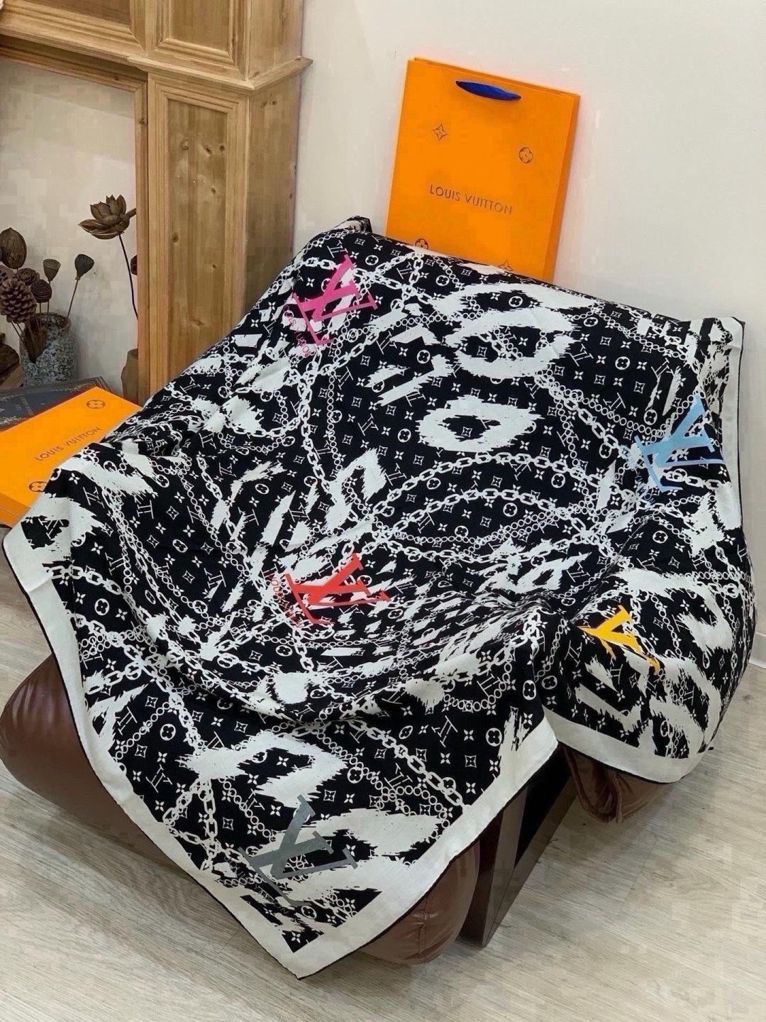 🆕  LV x TM 140披肩 【140顶级丝绒双面同色披肩】 本款L Multicolor披肩出自路易威登与知名日本