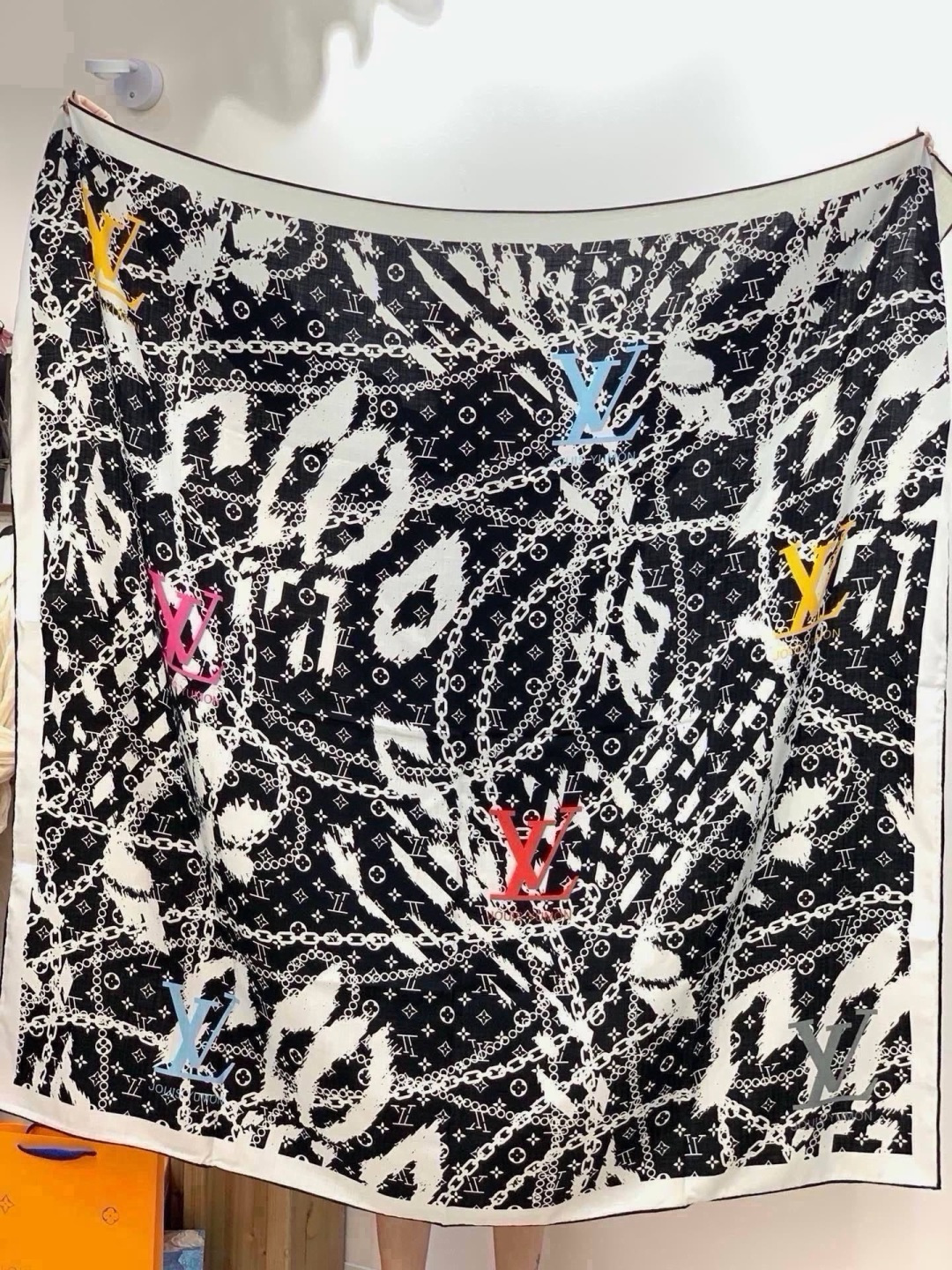 🆕  LV x TM 140披肩 【140顶级丝绒双面同色披肩】 本款L Multicolor披肩出自路易威登与知名日本