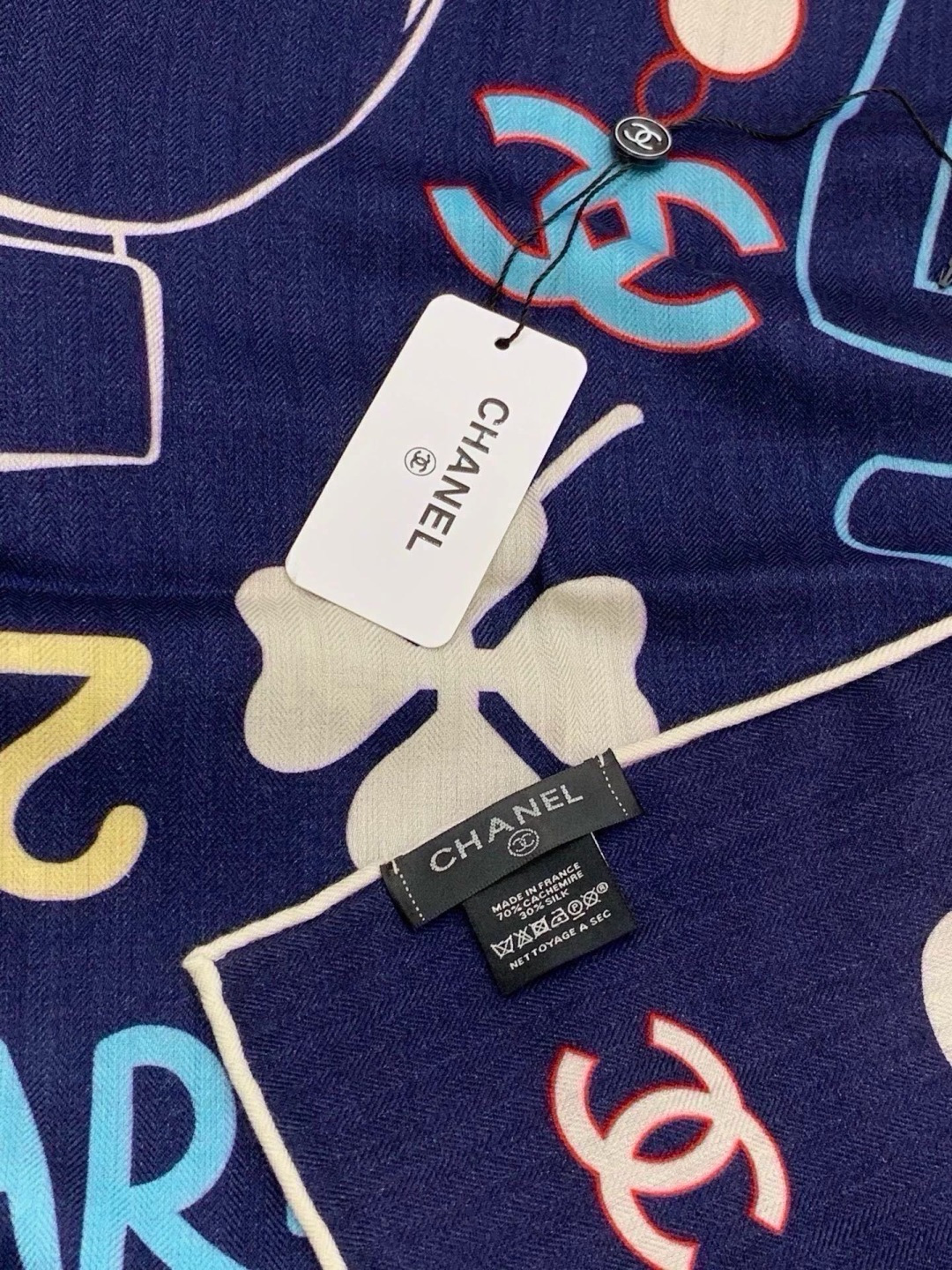 🆕   高级成衣系列～Chanel  【140双面同色丝绒披肩】 此系列谱写一曲自由轻灵的赞歌 本系列作品创新演绎品牌的