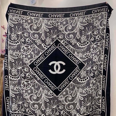 🆕 高级成衣系列~Chanel 【140双面同色丝绒披肩】 此系列谱写一曲自由轻灵的赞歌 本系列作品创新演绎品牌的 🆕 高级成衣系列~Chanel 【140双面同色丝绒披肩】 此系列谱写一曲自由轻灵的赞歌 本系列作品创新演绎品牌的