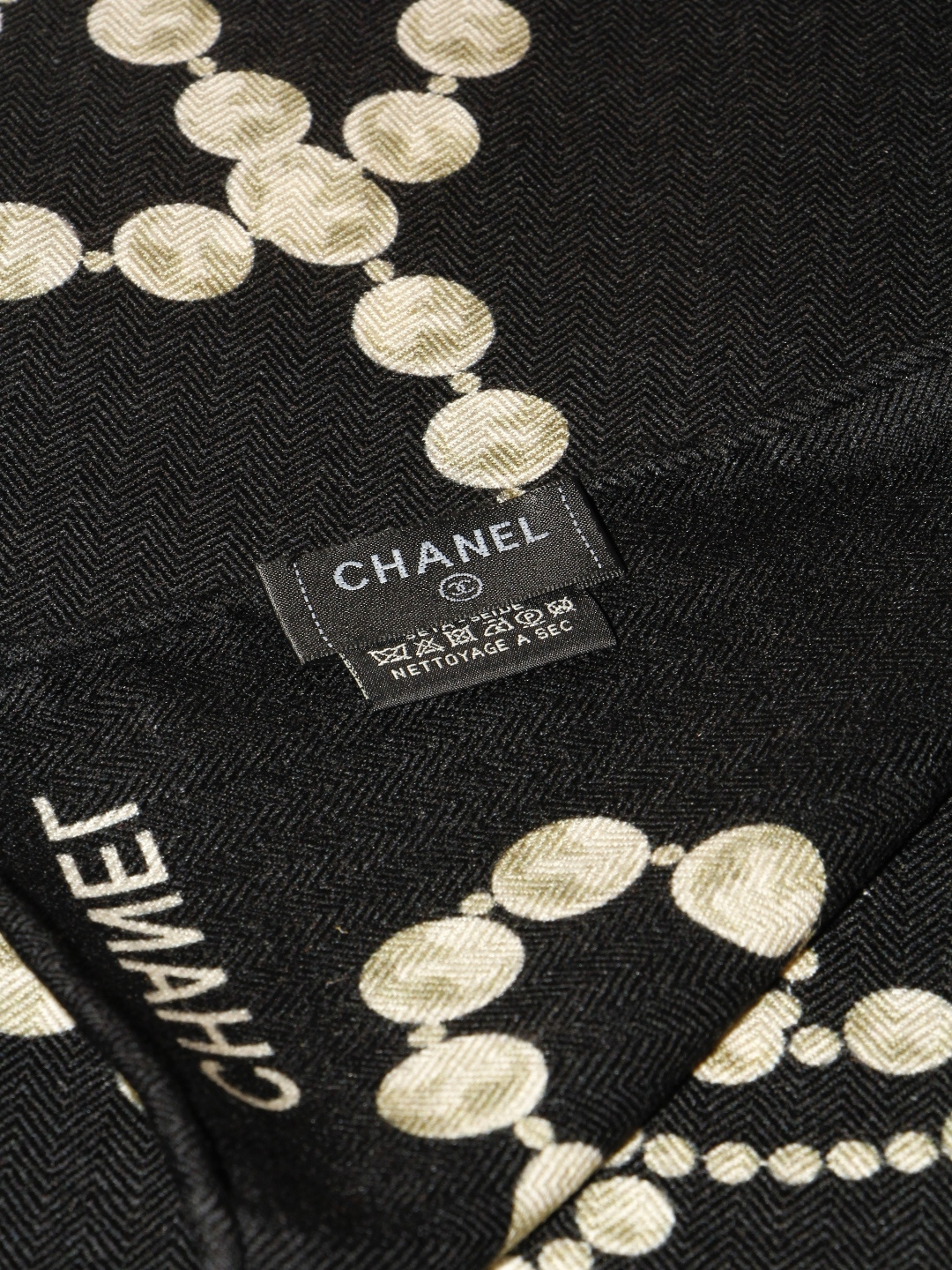 【▪️CHANEL新款 双面同色丝绒方巾】 温柔而娴静，珍珠优雅气质！柔软顺滑的感觉真的舒服到心都化了！Chanel经典