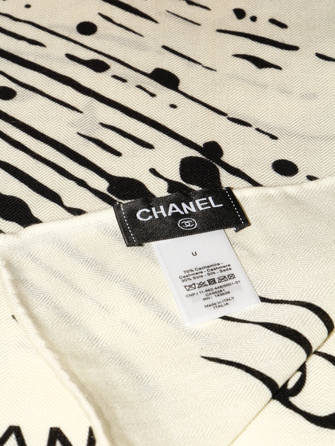 【▪️CHANEL新款 双面同色丝绒方巾】 温柔而娴静，珍珠优雅气质！柔软顺滑的感觉真的舒服到心都化了！Chanel经典