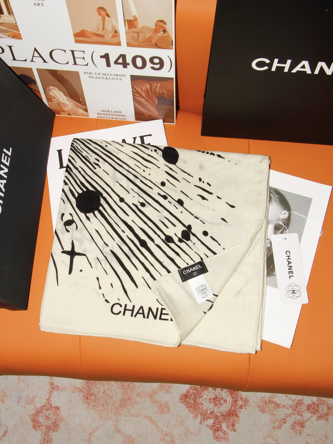 【▪️CHANEL新款 双面同色丝绒方巾】 温柔而娴静，珍珠优雅气质！柔软顺滑的感觉真的舒服到心都化了！Chanel经典