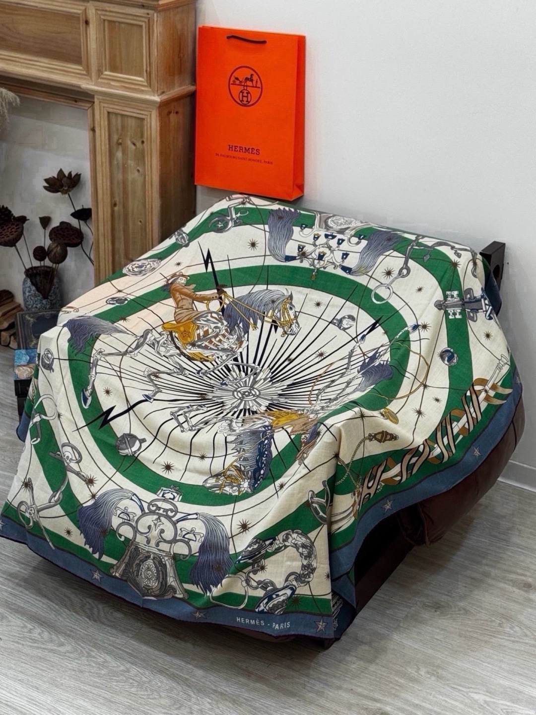 “星辰合唱曲”140丝绒双面同色披肩 手工卷边丝绒方巾（30%桑蚕丝70%羊绒） 这款经典单品展现强大而迷人的女性魅力精