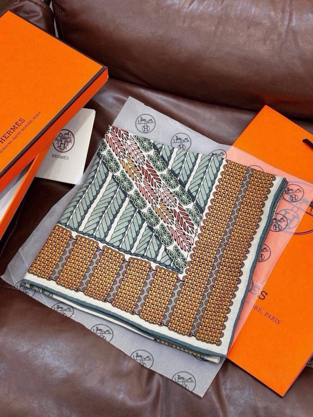 丝巾 |HERMES I Dressage Tressage Dressage Tressage | 盛装舞步 设计师：