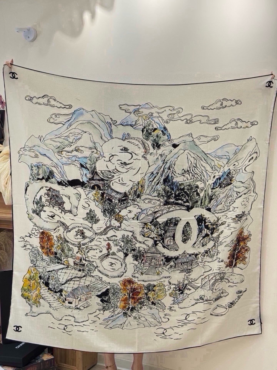 Chanel 高级手工坊系列～～ 【140顶级丝绒双面同色披肩】 25高级手工坊系列作品梦幻而极具电影感，灵感来自嘉柏丽