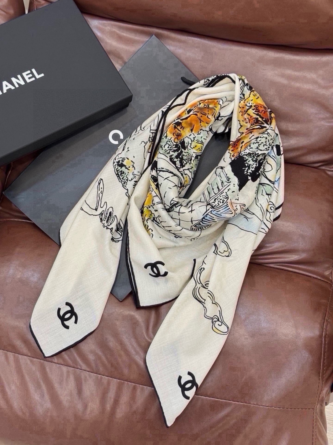 Chanel 高级手工坊系列～～ 【140顶级丝绒双面同色披肩】 25高级手工坊系列作品梦幻而极具电影感，灵感来自嘉柏丽