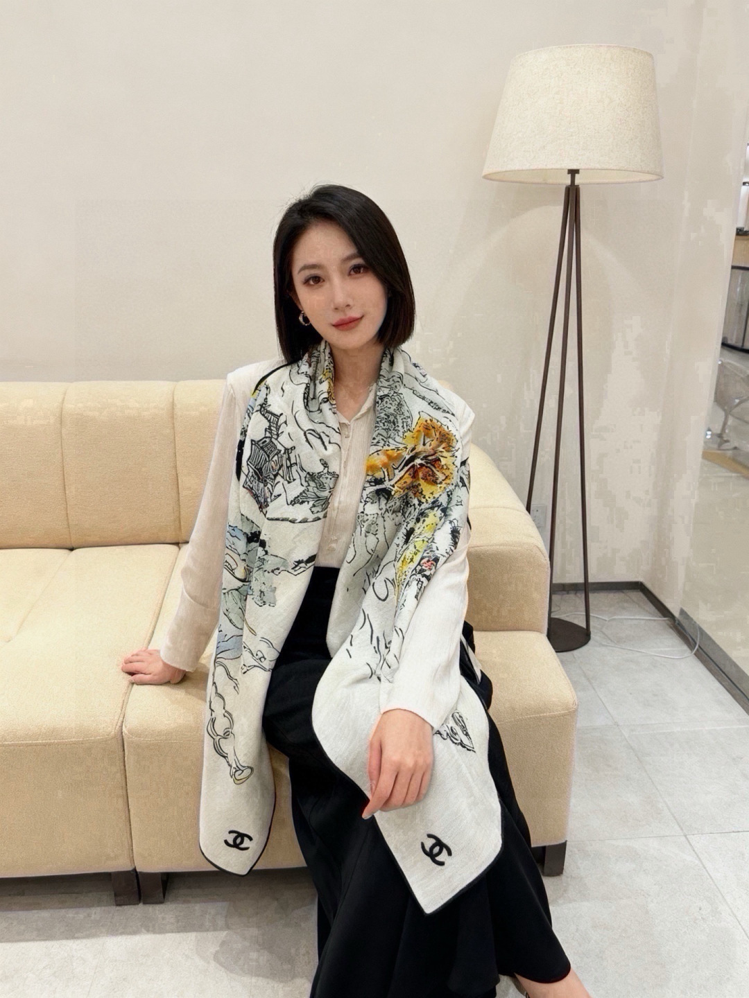 Chanel 高级手工坊系列～～ 【140顶级丝绒双面同色披肩】 25高级手工坊系列作品梦幻而极具电影感，灵感来自嘉柏丽