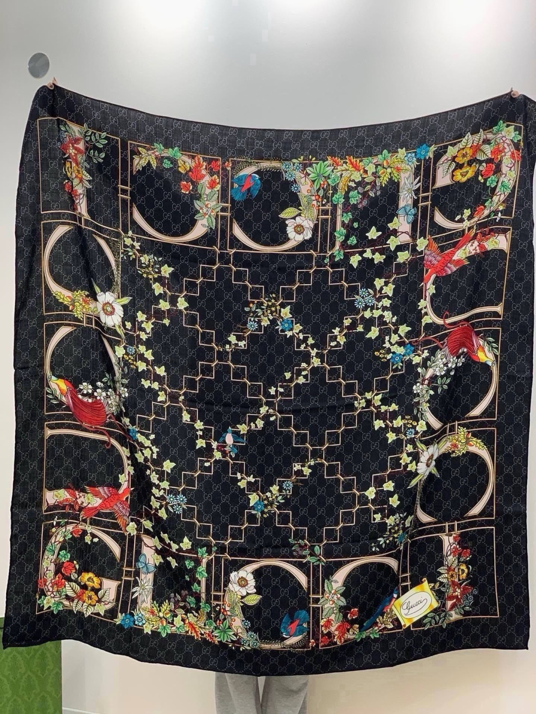 Gucci新款方巾 Gucci动物和花卉印花 品牌典藏图案在与全新醒目印花的衬托下熠熠生辉。这款方巾匠心缀饰动物和花卉印