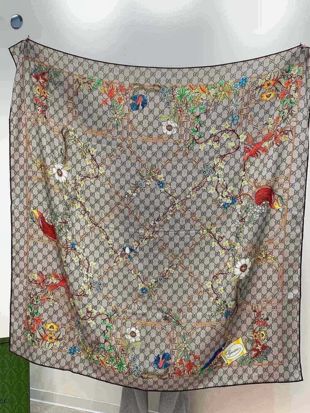 Gucci新款方巾 Gucci动物和花卉印花 品牌典藏图案在与全新醒目印花的衬托下熠熠生辉。这款方巾匠心缀饰动物和花卉印