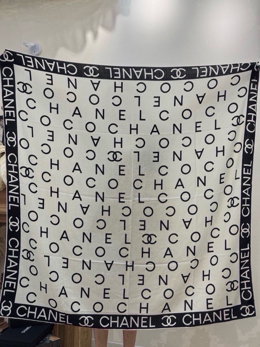 Chanel ~ 【140顶级双面丝绒披肩】 香家logo与字母的完美碰撞设计 底部还有隐隐约约的双C小Logo  完美