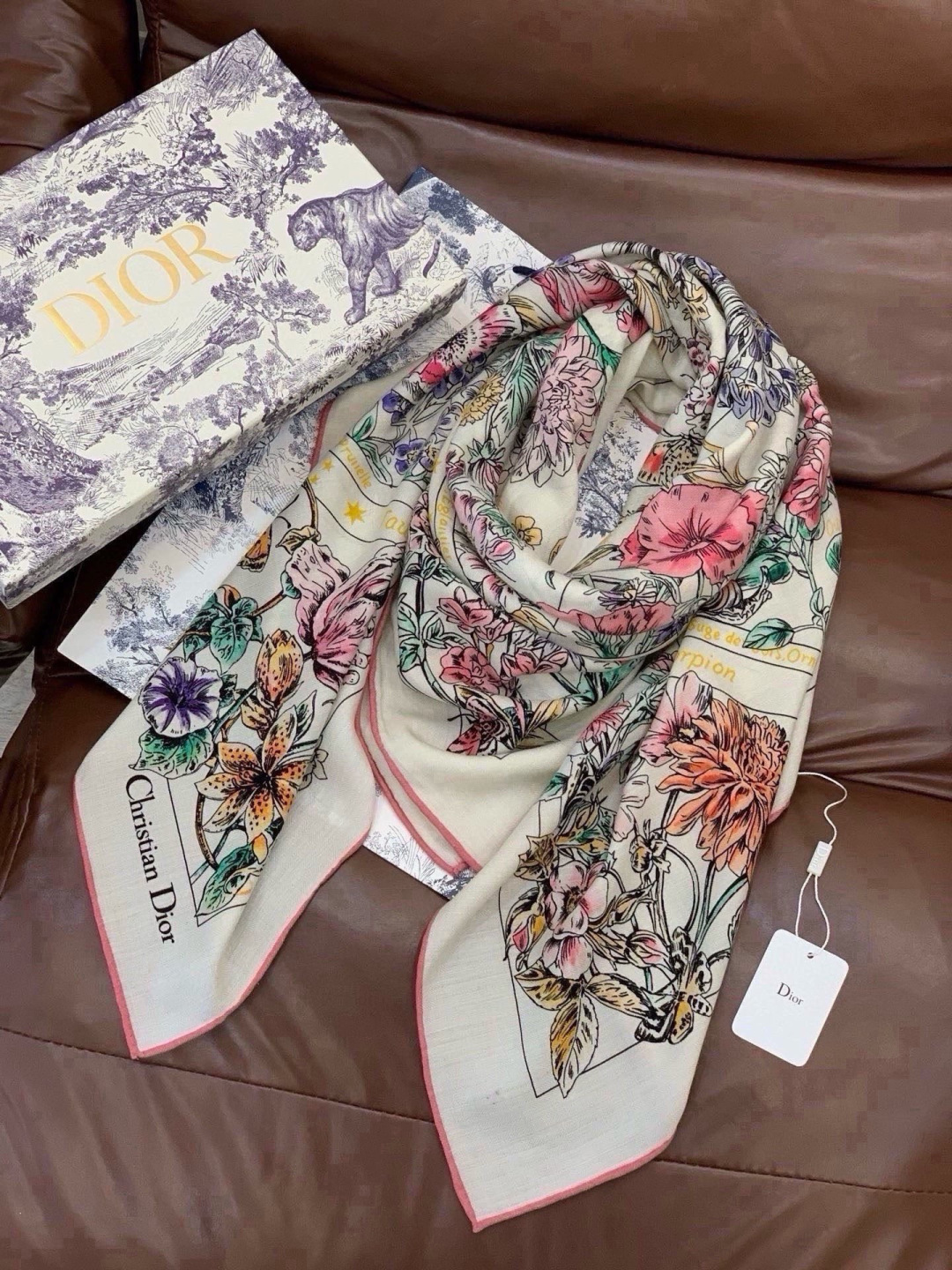 Dior 双面同色丝绒印花方巾 140丝绒面料多色 Dior Astral Flowers 这款方巾饰以 Dior As