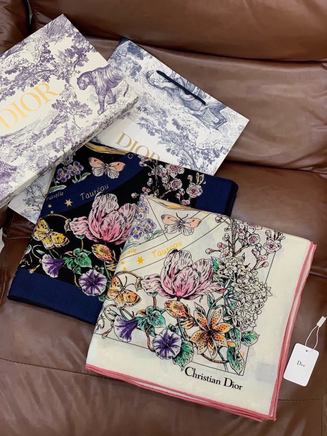 Dior 双面同色丝绒印花方巾 140丝绒面料多色 Dior Astral Flowers 这款方巾饰以 Dior As
