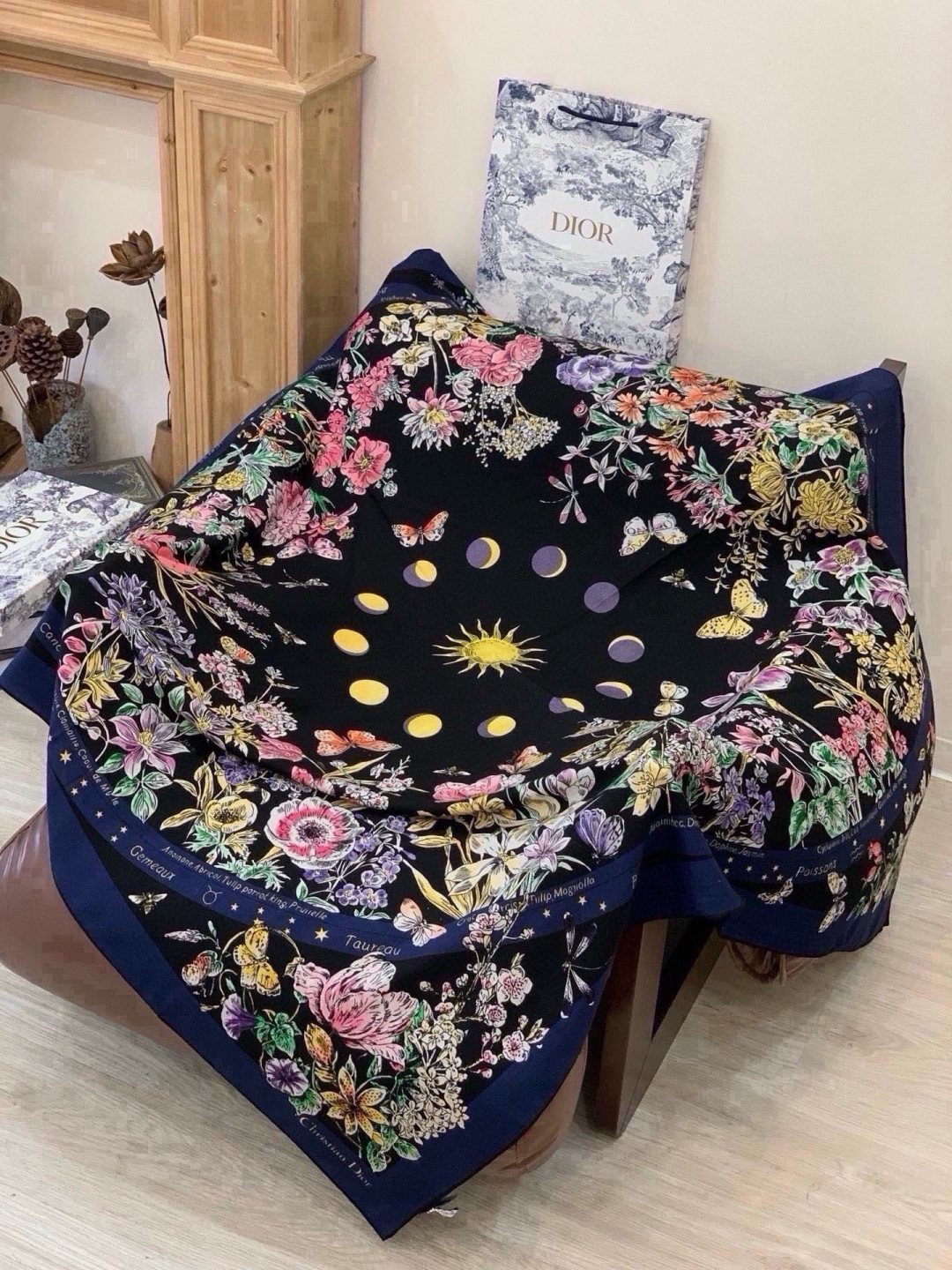 Dior 双面同色丝绒印花方巾 140丝绒面料多色 Dior Astral Flowers 这款方巾饰以 Dior As