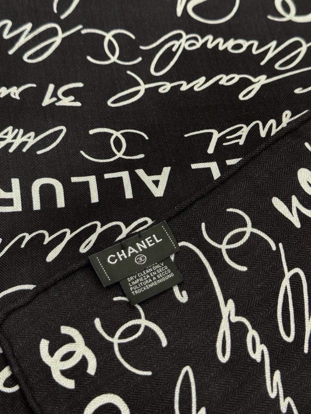 Chanel-丝绒双面方巾 【140双面同色】 出道即巅峰🐂火爆到一条难求🖤 高级感十足的字母CC，和一切经典元素争锋的