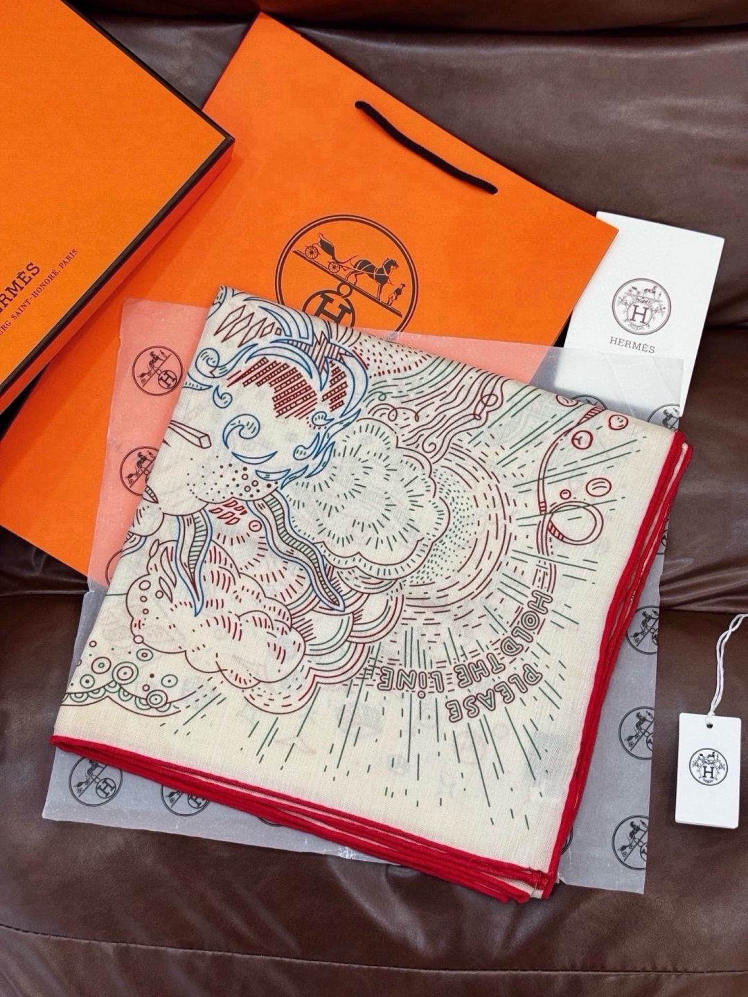“正在接通中”140方巾～Hermes  手工卷边丝绒方巾（30%桑蚕丝70%羊绒） 这款爱马仕的经典单品展现强大而迷人