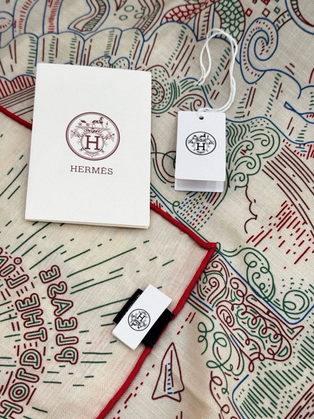 “正在接通中”140方巾～Hermes  手工卷边丝绒方巾（30%桑蚕丝70%羊绒） 这款爱马仕的经典单品展现强大而迷人