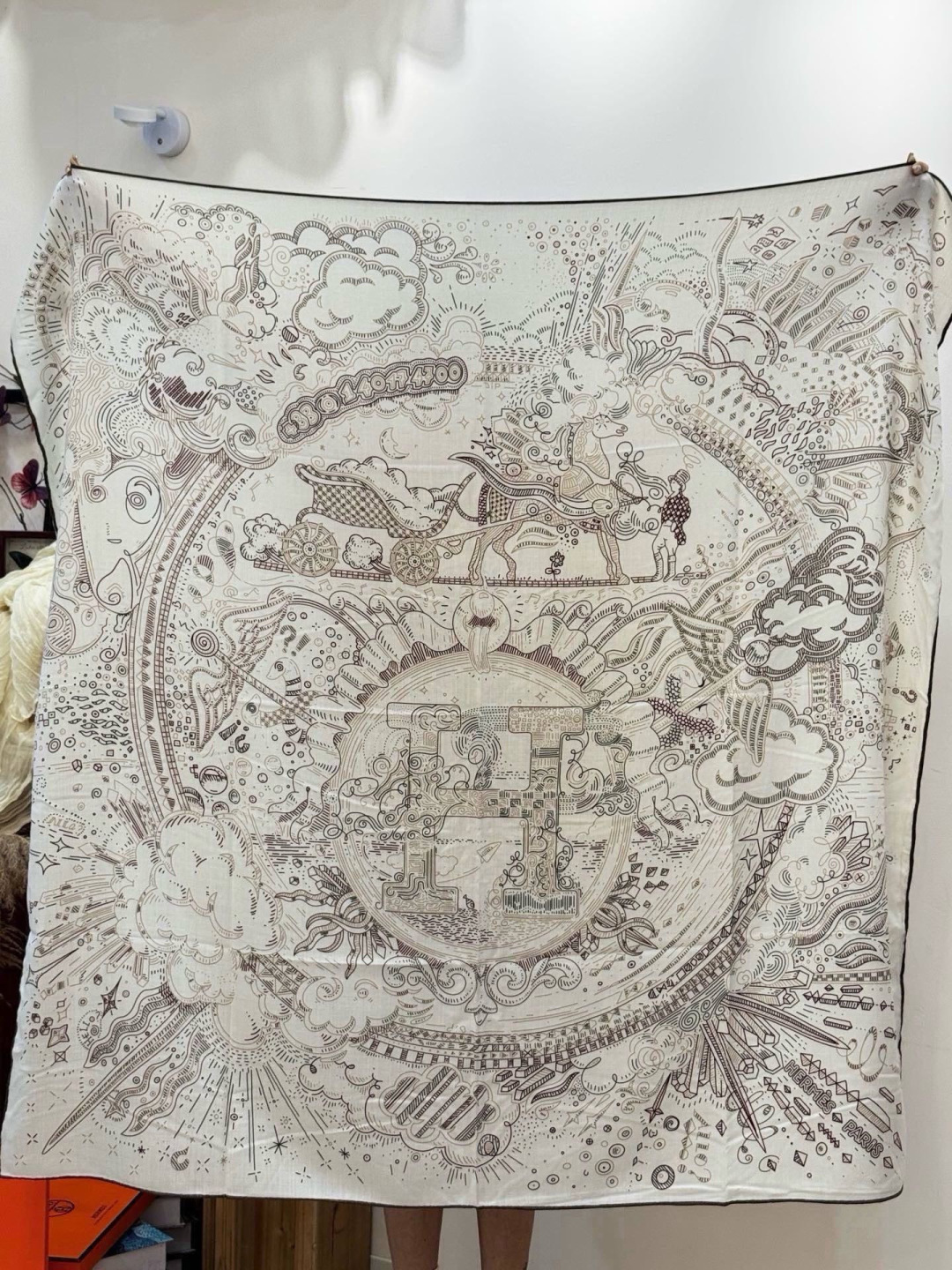 “正在接通中”140方巾～Hermes  手工卷边丝绒方巾（30%桑蚕丝70%羊绒） 这款爱马仕的经典单品展现强大而迷人