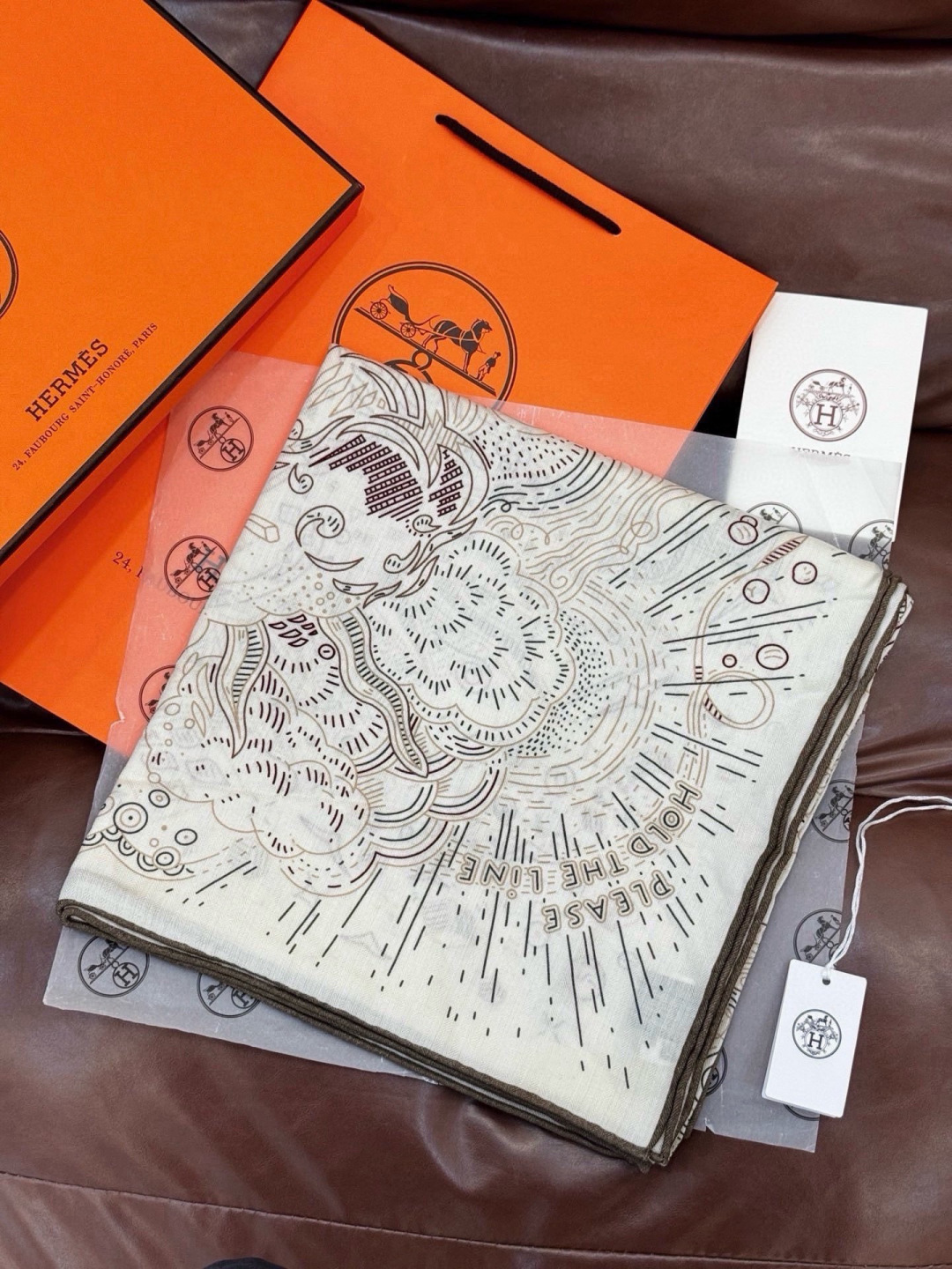 “正在接通中”140方巾～Hermes  手工卷边丝绒方巾（30%桑蚕丝70%羊绒） 这款爱马仕的经典单品展现强大而迷人