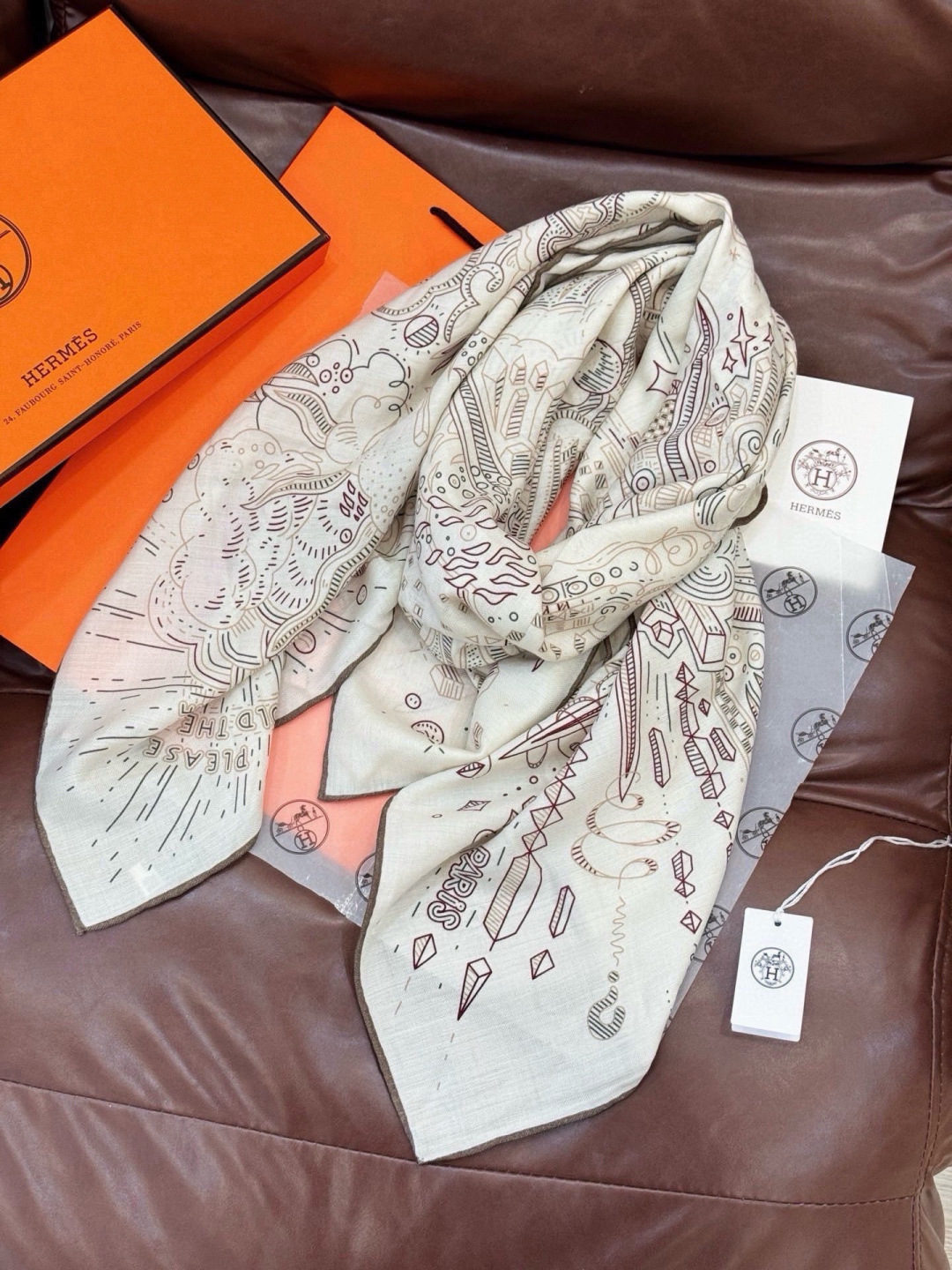 “正在接通中”140方巾～Hermes  手工卷边丝绒方巾（30%桑蚕丝70%羊绒） 这款爱马仕的经典单品展现强大而迷人