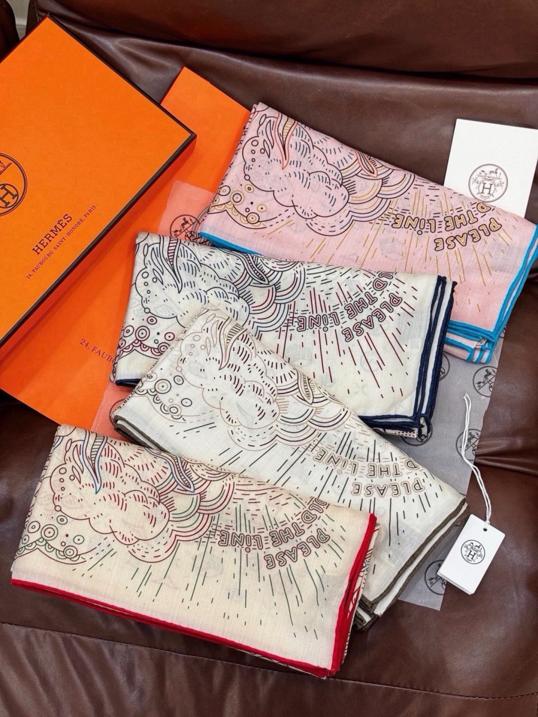 “正在接通中”140方巾～Hermes  手工卷边丝绒方巾（30%桑蚕丝70%羊绒） 这款爱马仕的经典单品展现强大而迷人