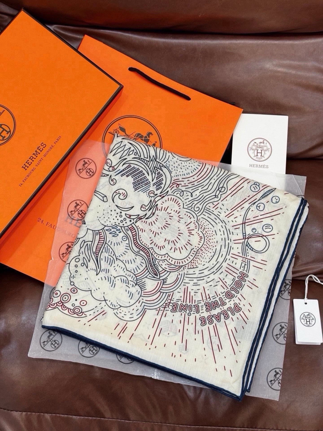 “正在接通中”140方巾～Hermes  手工卷边丝绒方巾（30%桑蚕丝70%羊绒） 这款爱马仕的经典单品展现强大而迷人