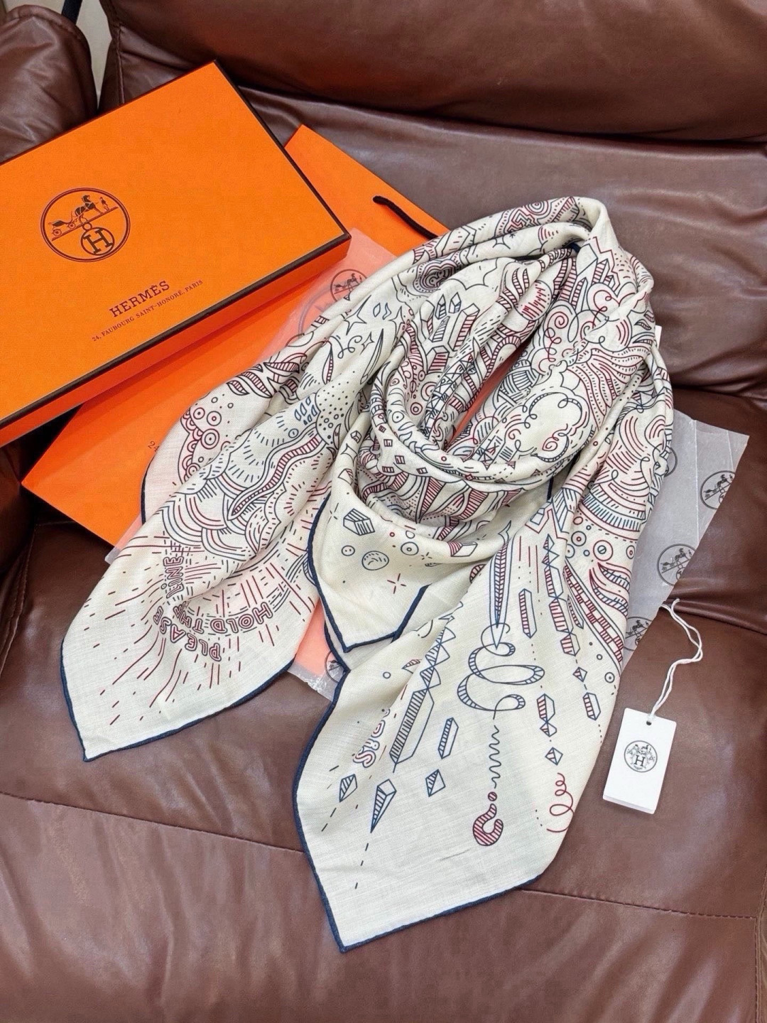 “正在接通中”140方巾～Hermes  手工卷边丝绒方巾（30%桑蚕丝70%羊绒） 这款爱马仕的经典单品展现强大而迷人