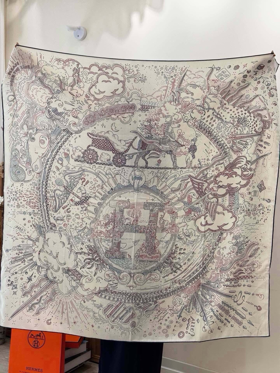 “正在接通中”140方巾～Hermes  手工卷边丝绒方巾（30%桑蚕丝70%羊绒） 这款爱马仕的经典单品展现强大而迷人