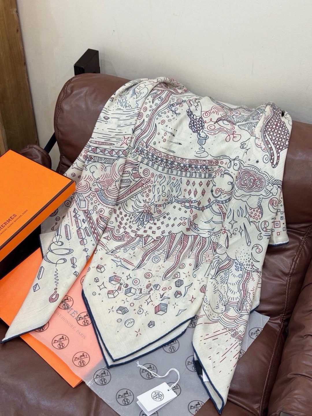 “正在接通中”140方巾～Hermes  手工卷边丝绒方巾（30%桑蚕丝70%羊绒） 这款爱马仕的经典单品展现强大而迷人