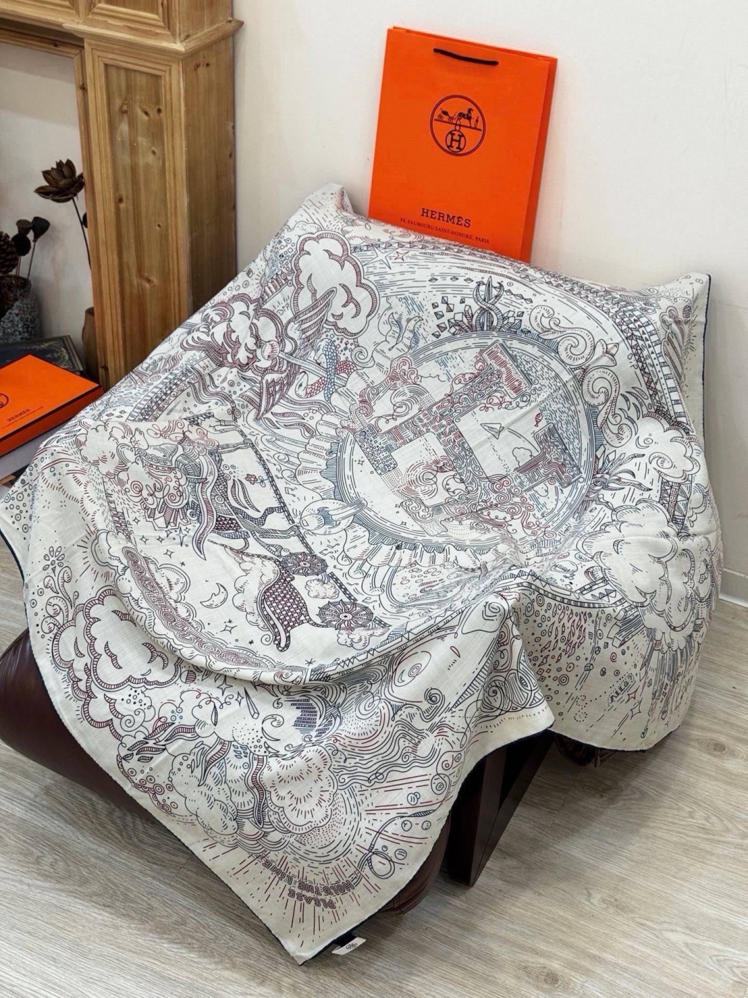 “正在接通中”140方巾～Hermes  手工卷边丝绒方巾（30%桑蚕丝70%羊绒） 这款爱马仕的经典单品展现强大而迷人