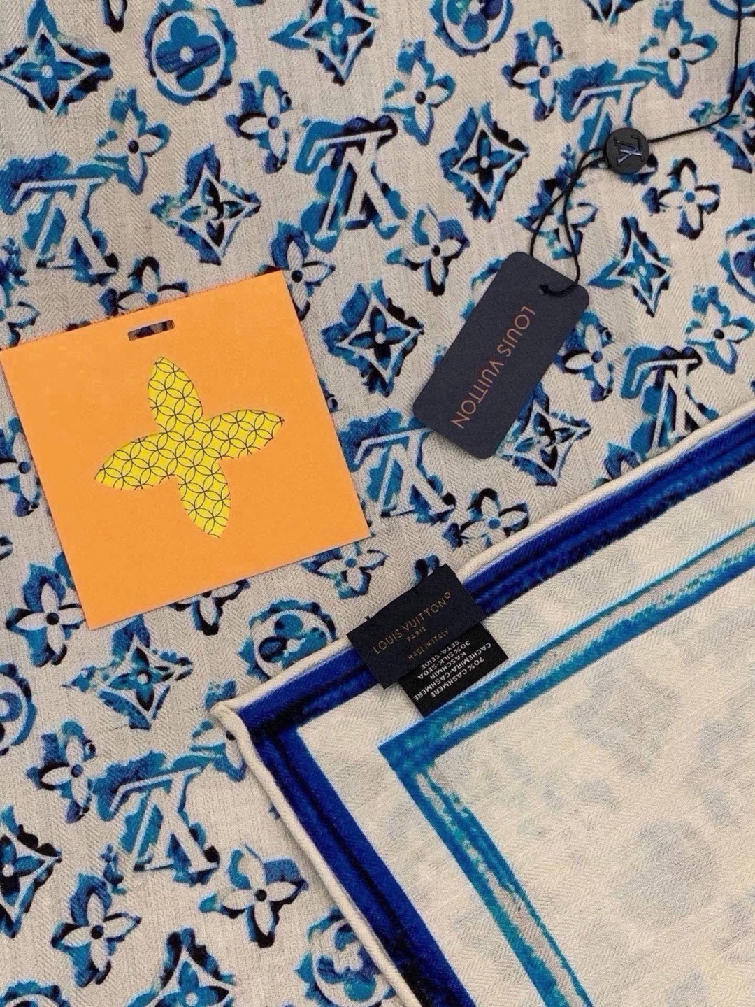 LV x TM 140披肩 【140顶级丝绒双面同色披肩】 本款L Multicolor披肩出自路易威登与知名日本艺术家 LV x TM 140披肩 【140顶级丝绒双面同色披肩】 本款L Multicolor披肩出自路易威登与知名日本艺术家