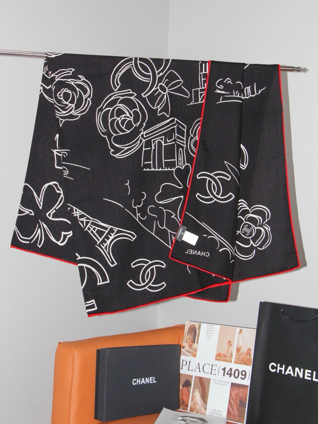Chanel ~山茶花、口红、经典双C组合设计 140双面丝绒披肩～26秋冬新品 手工卷边丝绒方巾（30%桑蚕丝70%羊