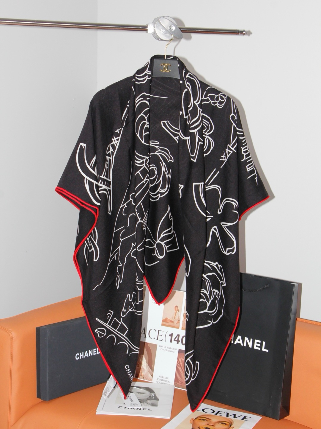 Chanel ~山茶花、口红、经典双C组合设计 140双面丝绒披肩～26秋冬新品 手工卷边丝绒方巾（30%桑蚕丝70%羊