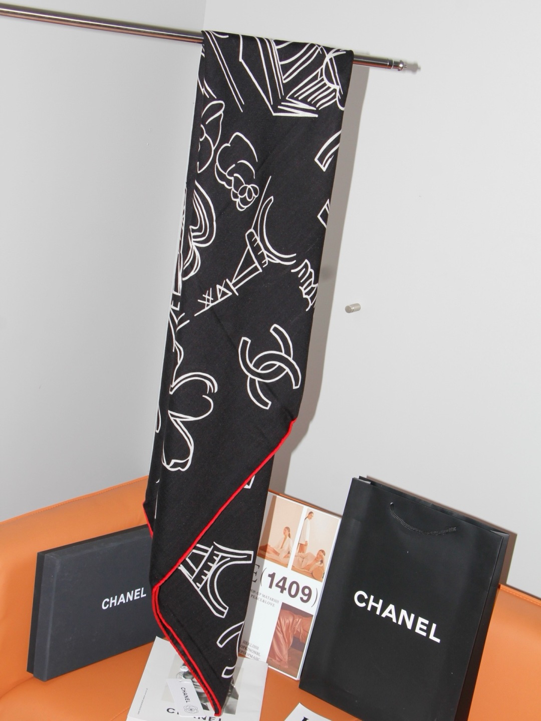 Chanel ~山茶花、口红、经典双C组合设计 140双面丝绒披肩～26秋冬新品 手工卷边丝绒方巾（30%桑蚕丝70%羊