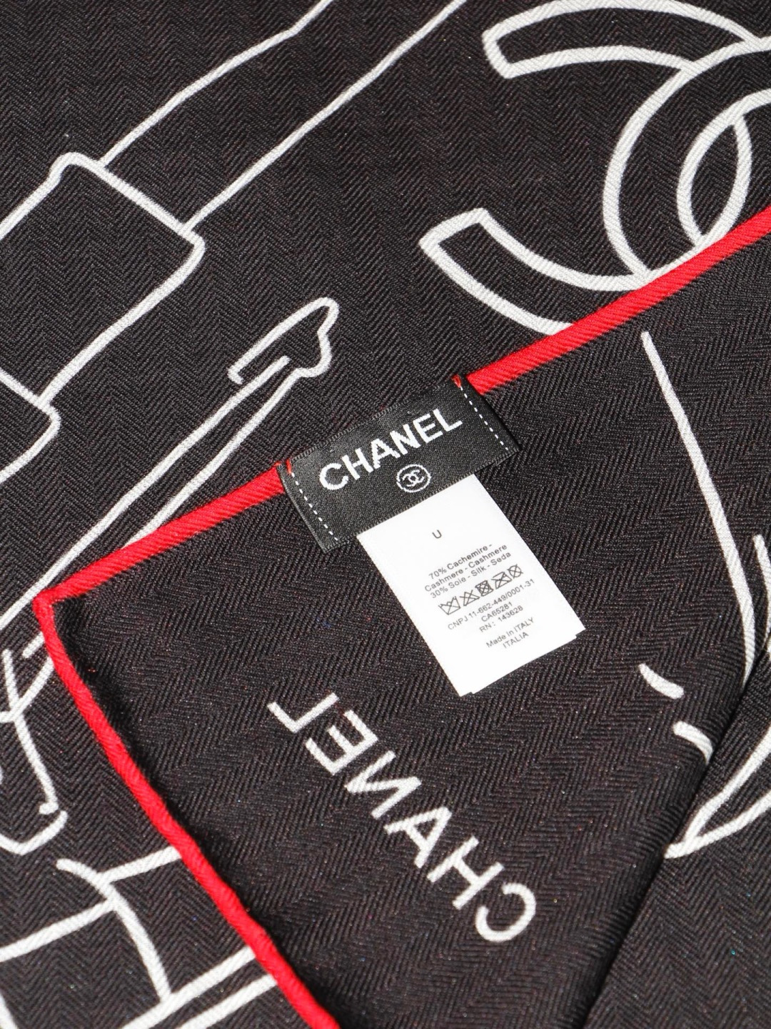 Chanel ~山茶花、口红、经典双C组合设计 140双面丝绒披肩～26秋冬新品 手工卷边丝绒方巾（30%桑蚕丝70%羊