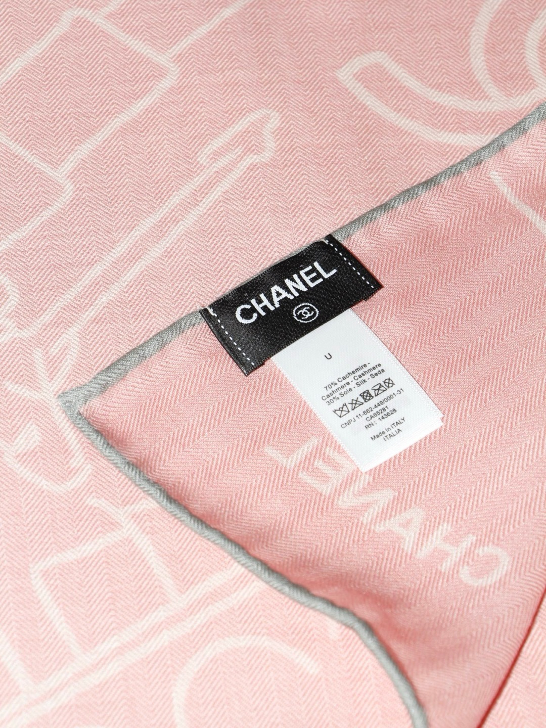 Chanel ~山茶花、口红、经典双C组合设计 140双面丝绒披肩～26秋冬新品 手工卷边丝绒方巾（30%桑蚕丝70%羊