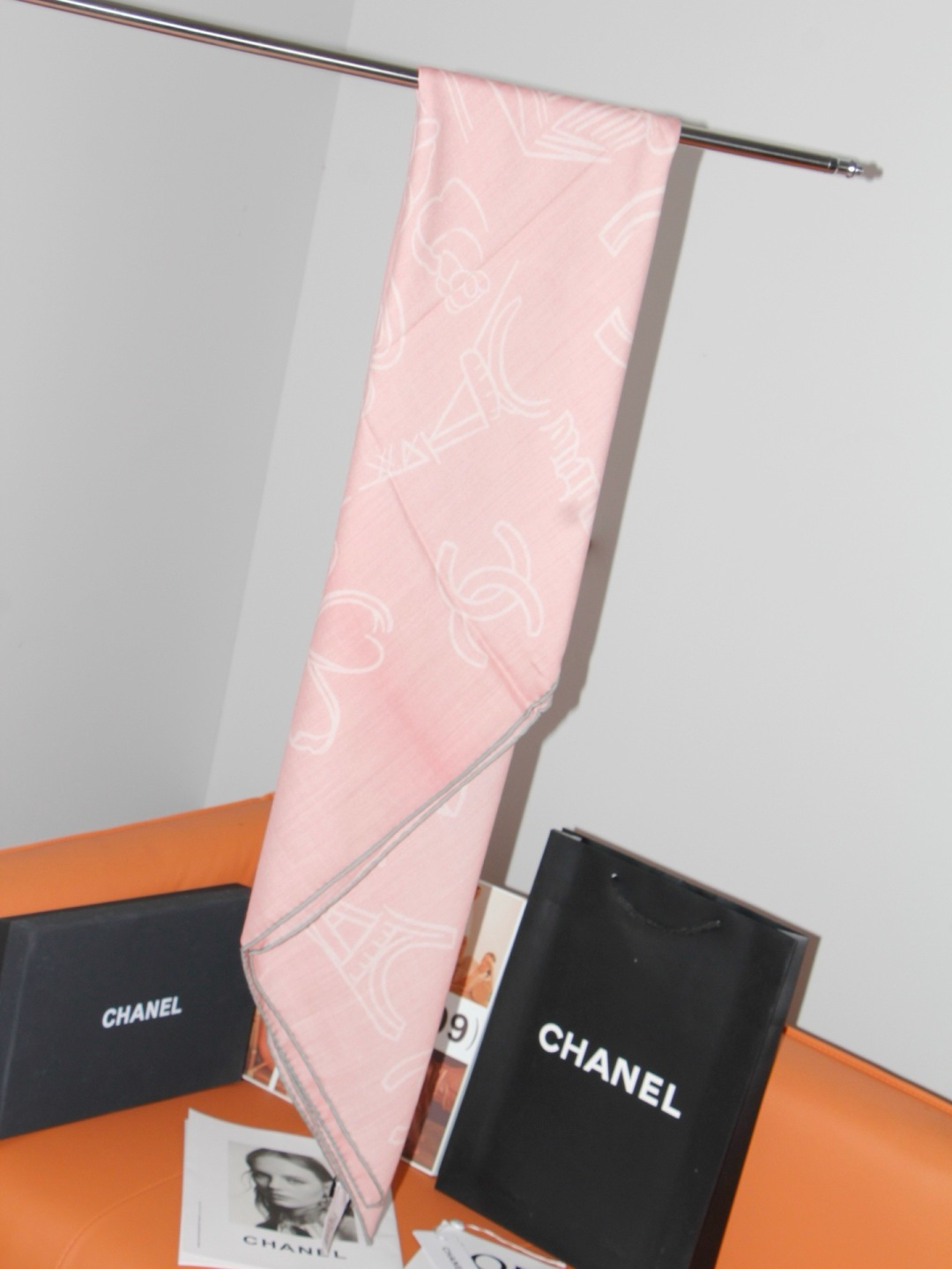 Chanel ~山茶花、口红、经典双C组合设计 140双面丝绒披肩～26秋冬新品 手工卷边丝绒方巾（30%桑蚕丝70%羊
