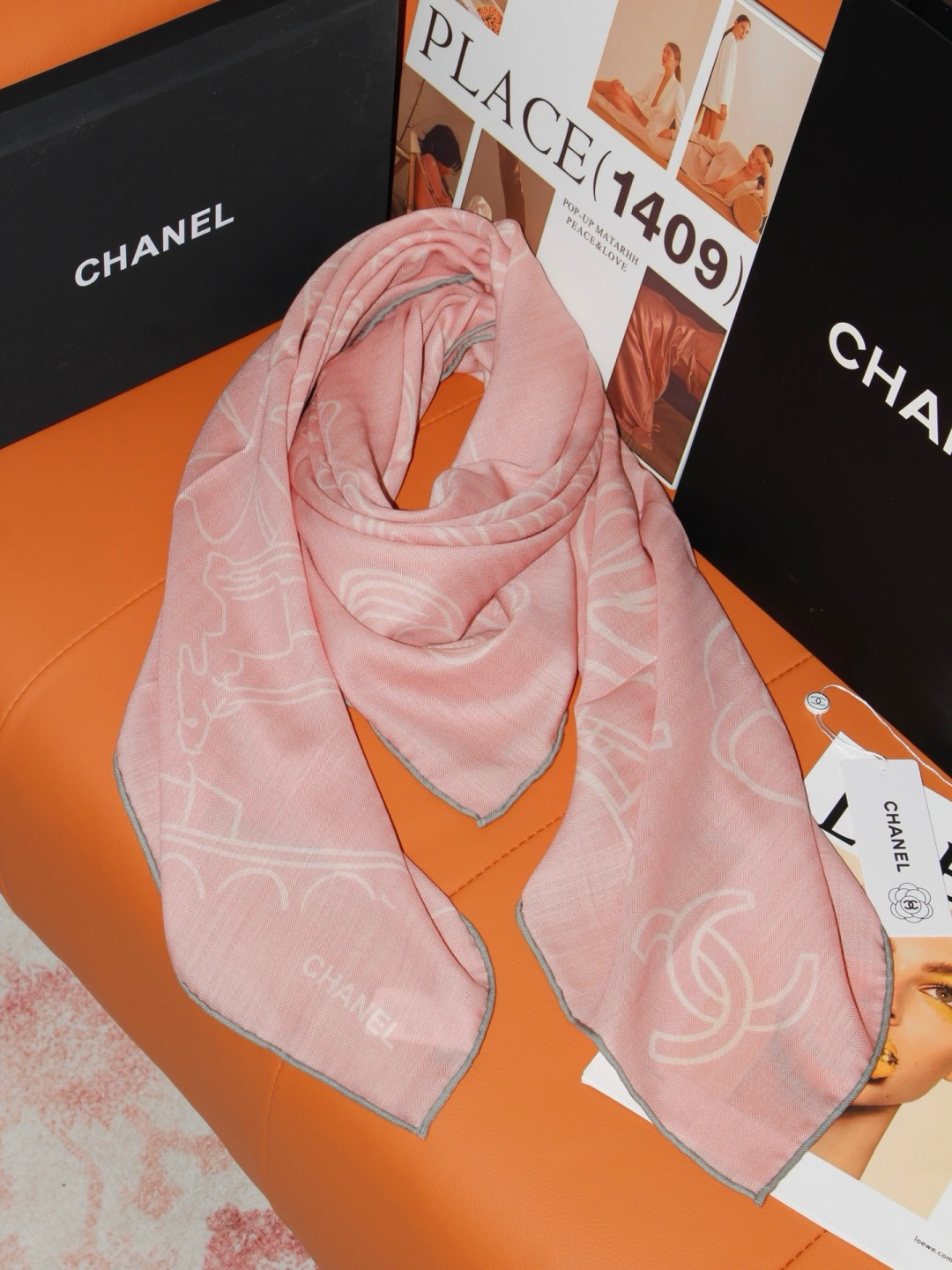 Chanel ~山茶花、口红、经典双C组合设计 140双面丝绒披肩～26秋冬新品 手工卷边丝绒方巾（30%桑蚕丝70%羊