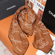 Chanel ~山茶花、口红、经典双C组合设计 140双面丝绒披肩~26秋冬新品 手工卷边丝绒方巾(30%桑蚕丝70%羊 Chanel ~山茶花、口红、经典双C组合设计 140双面丝绒披肩~26秋冬新品 手工卷边丝绒方巾(30%桑蚕丝70%羊