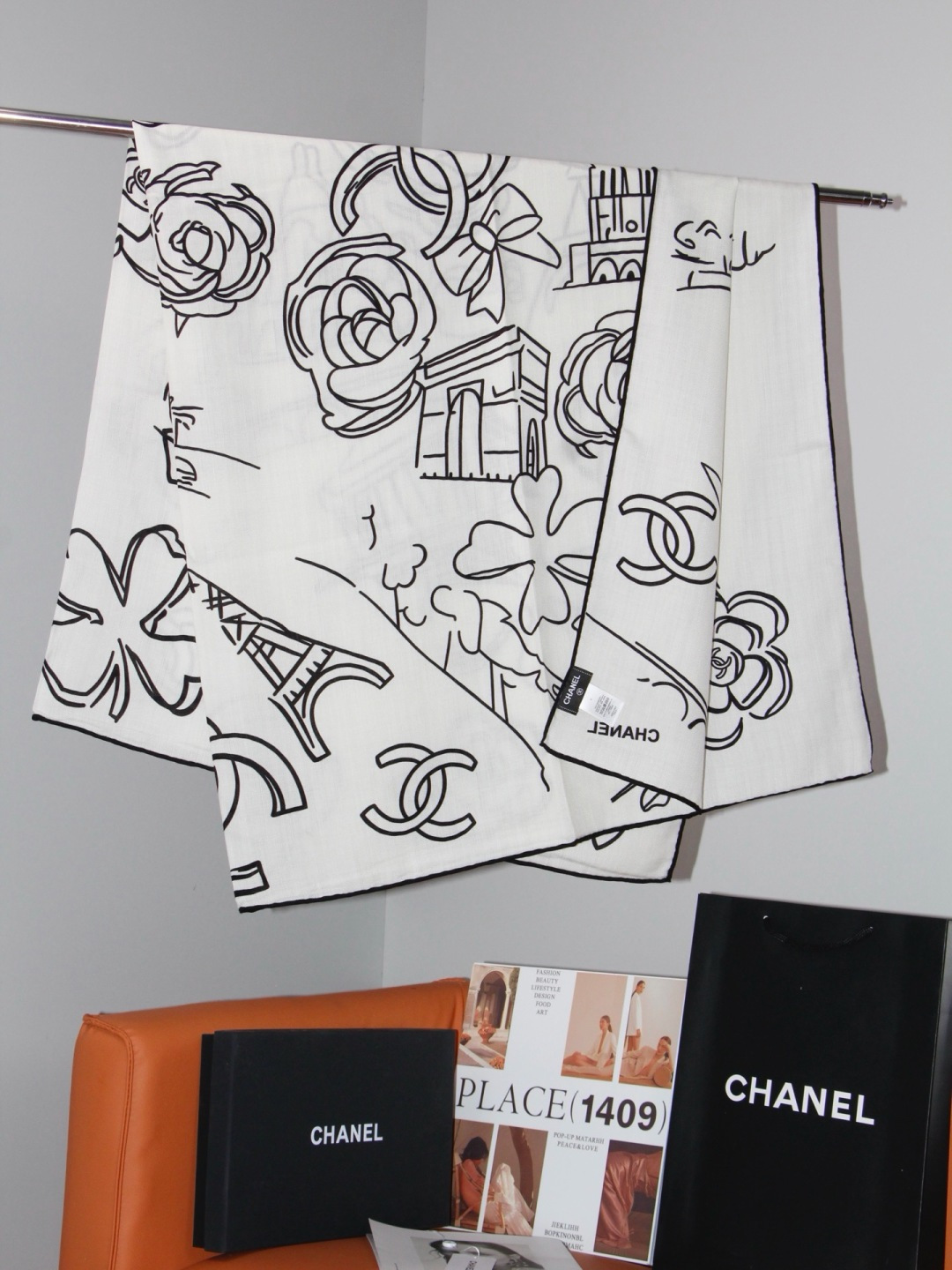 Chanel ~山茶花、口红、经典双C组合设计 140双面丝绒披肩～26秋冬新品 手工卷边丝绒方巾（30%桑蚕丝70%羊