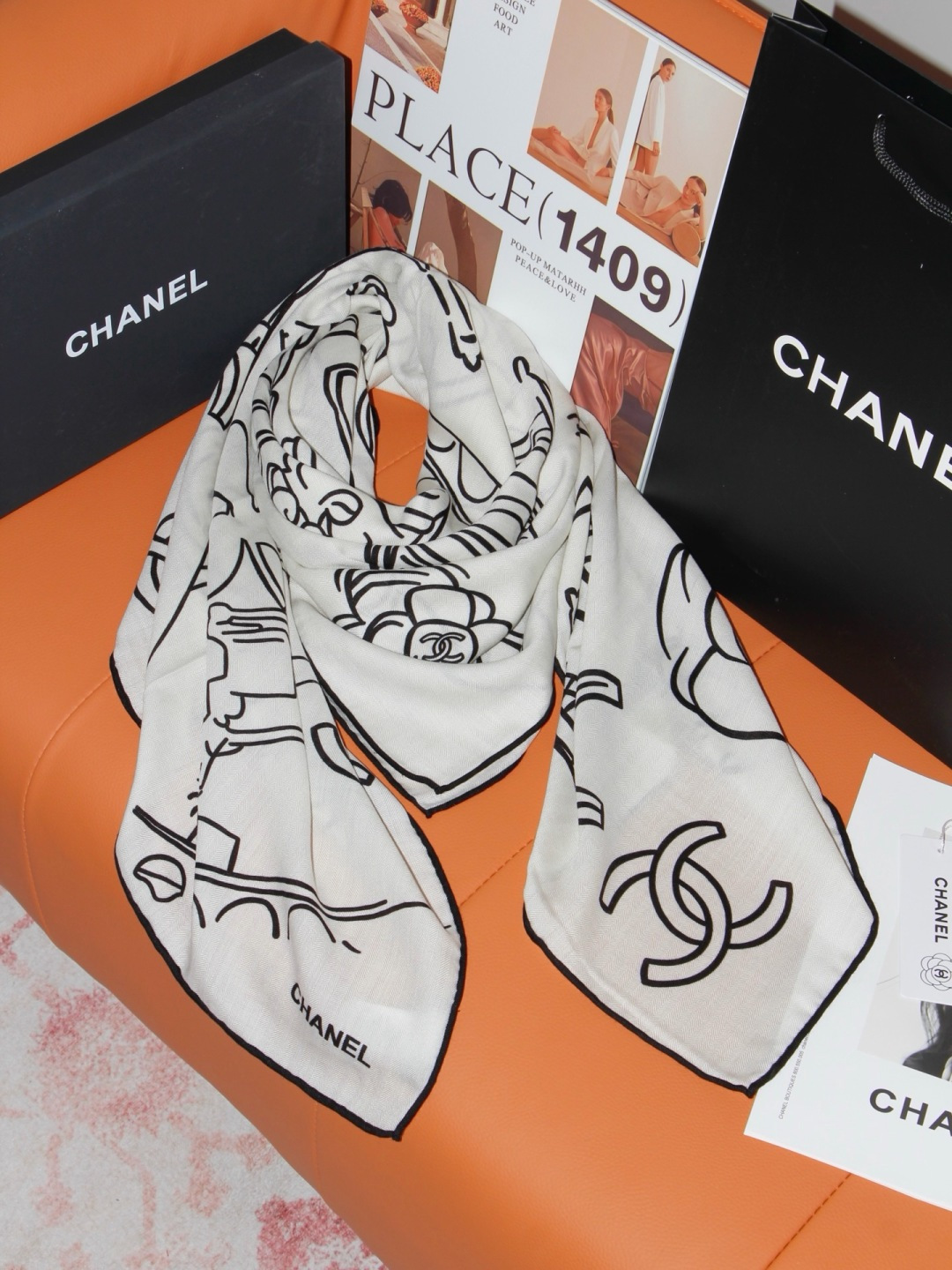 Chanel ~山茶花、口红、经典双C组合设计 140双面丝绒披肩～26秋冬新品 手工卷边丝绒方巾（30%桑蚕丝70%羊