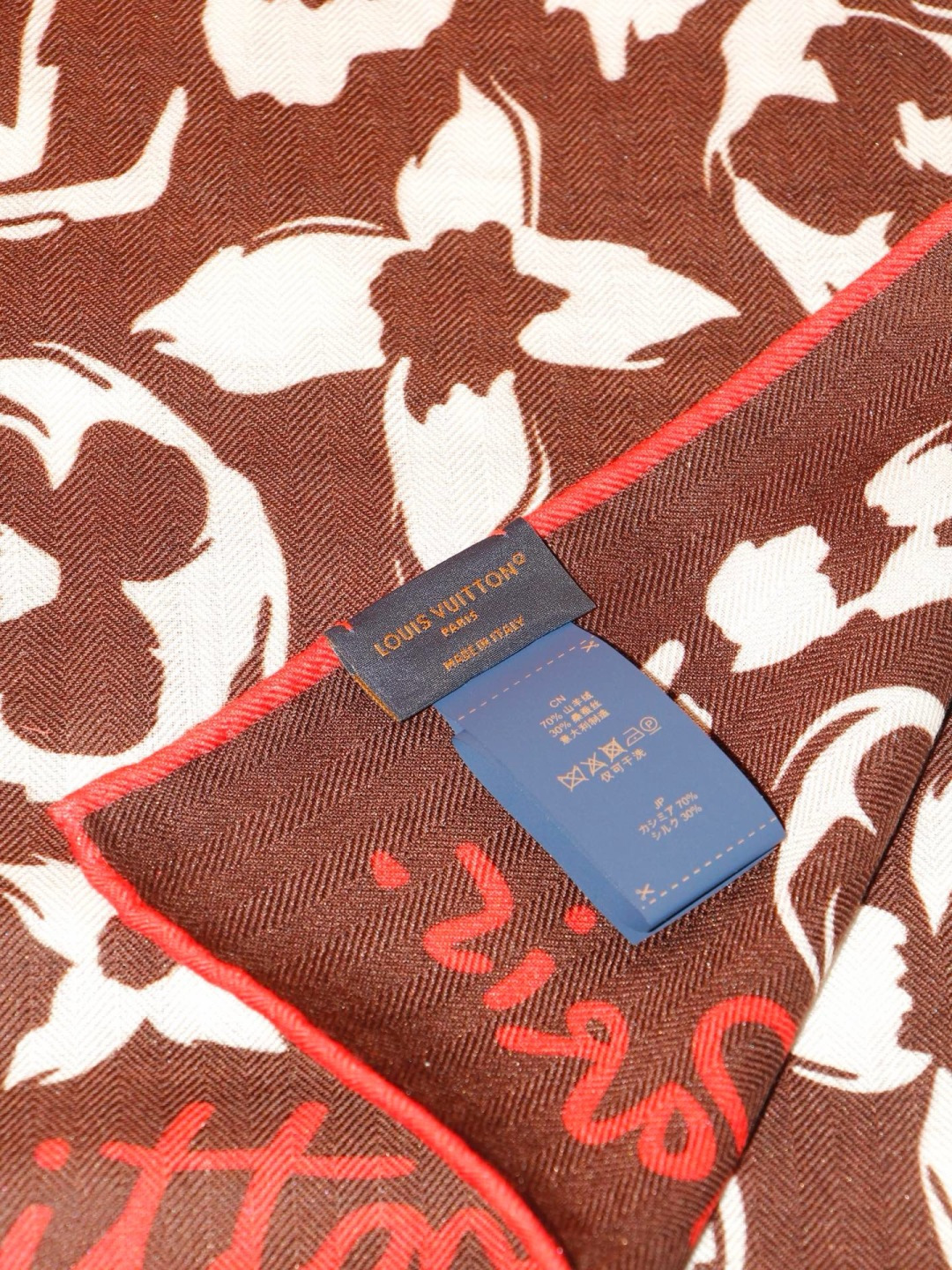 LV SAFARI SQUARE 140丝绒方巾 LV Safari 方巾取材细腻丝绒、以中央 Monogram 图案映