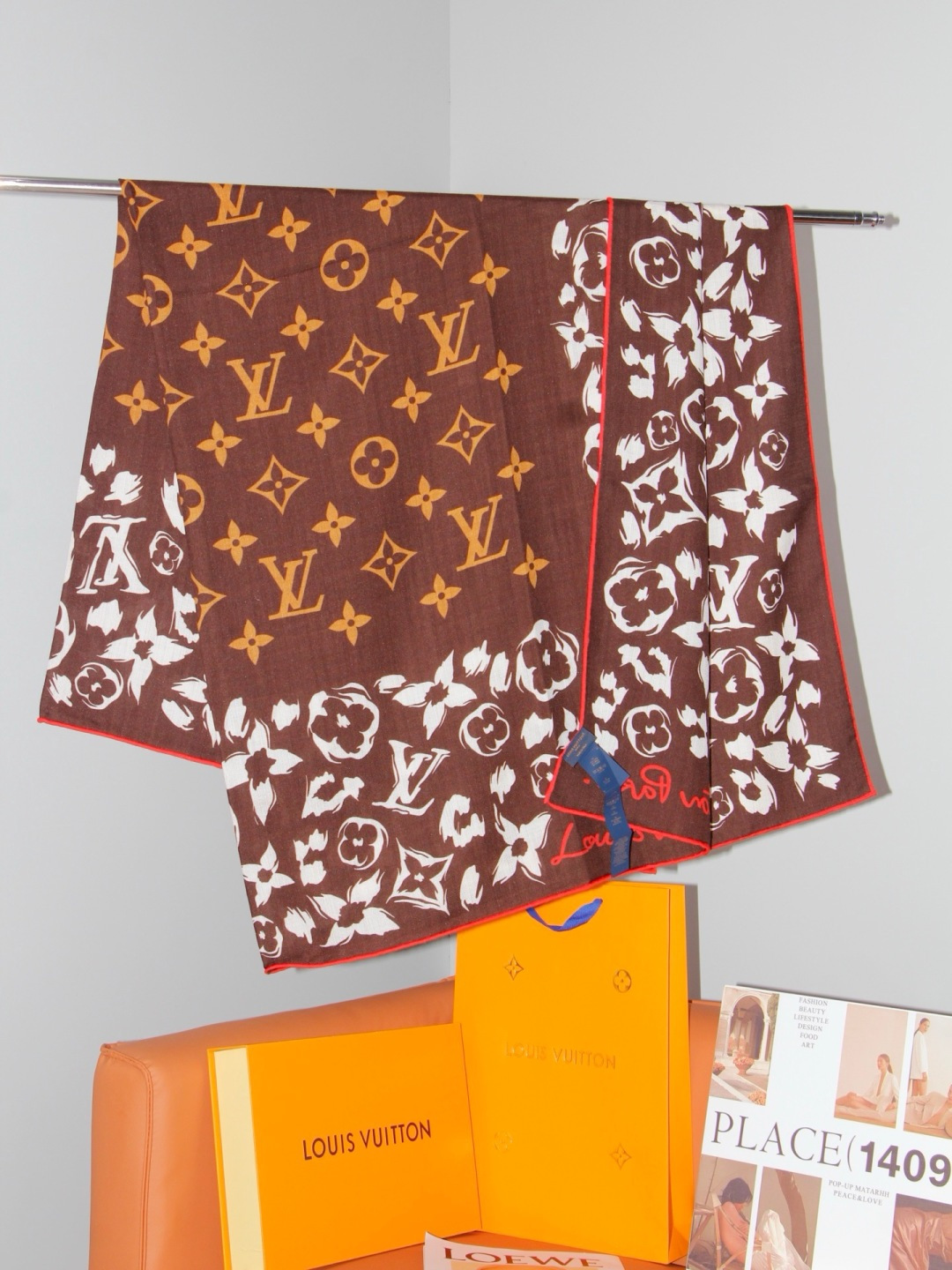 LV SAFARI SQUARE 140丝绒方巾 LV Safari 方巾取材细腻丝绒、以中央 Monogram 图案映