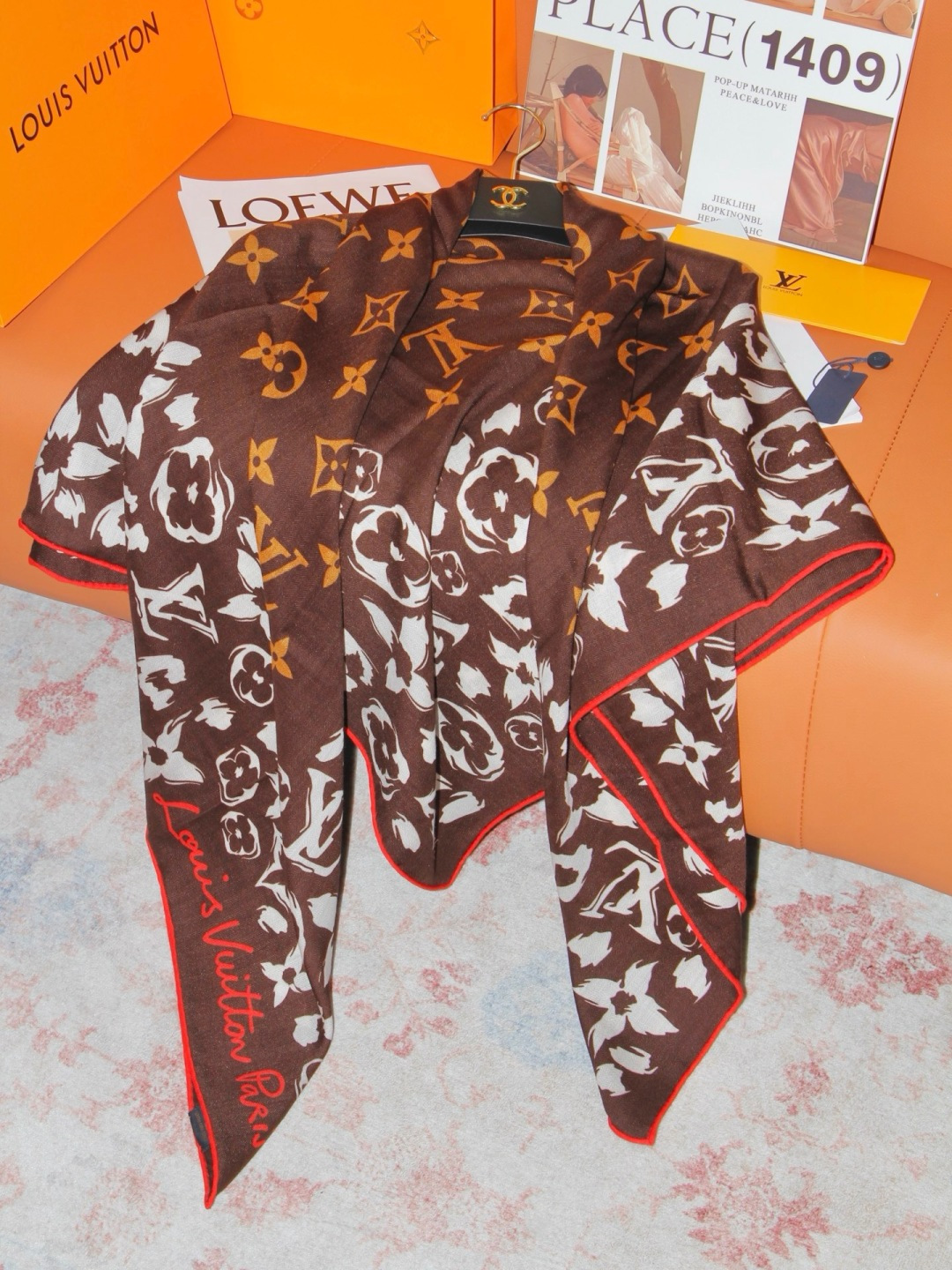 LV SAFARI SQUARE 140丝绒方巾 LV Safari 方巾取材细腻丝绒、以中央 Monogram 图案映