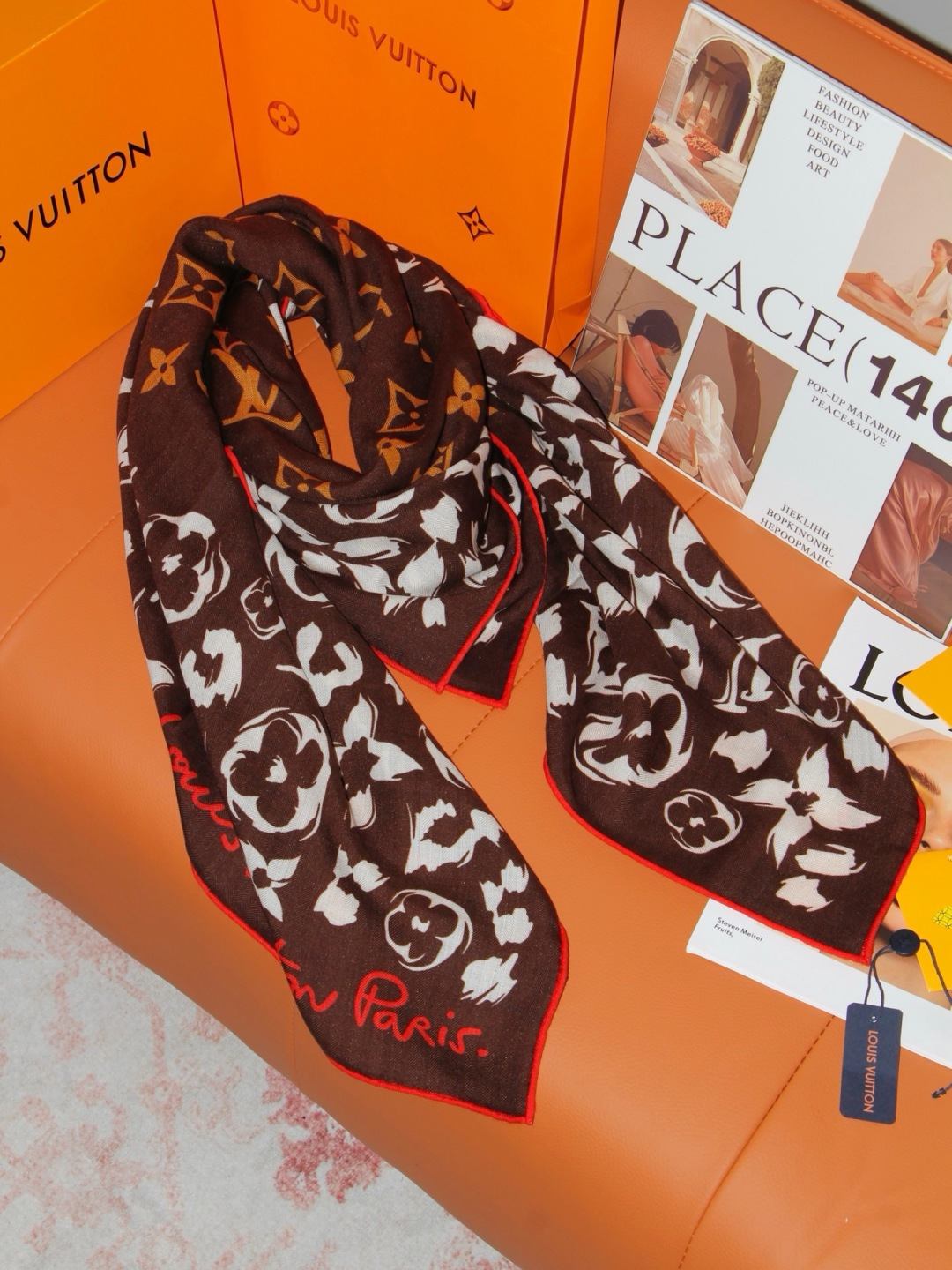 LV SAFARI SQUARE 140丝绒方巾 LV Safari 方巾取材细腻丝绒、以中央 Monogram 图案映