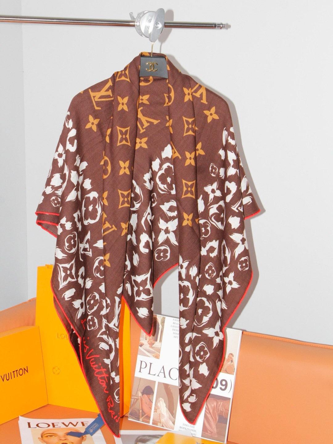 LV SAFARI SQUARE 140丝绒方巾 LV Safari 方巾取材细腻丝绒、以中央 Monogram 图案映