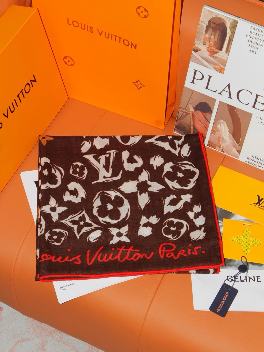 LV SAFARI SQUARE 140丝绒方巾 LV Safari 方巾取材细腻丝绒、以中央 Monogram 图案映
