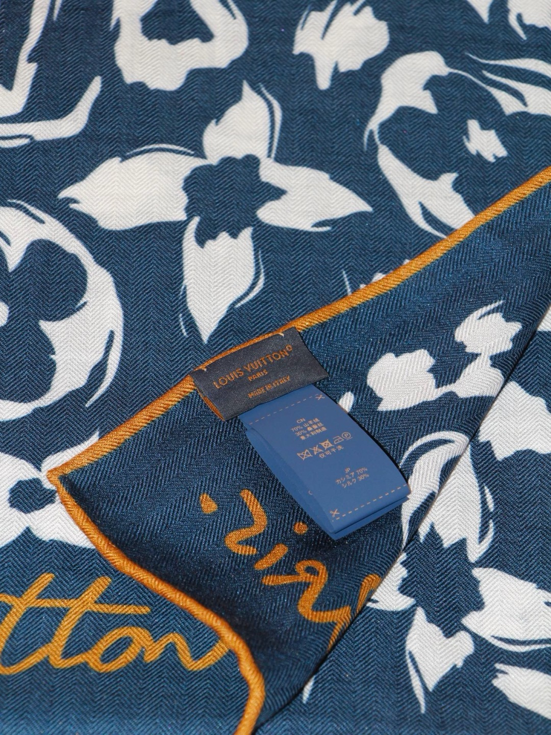 LV SAFARI SQUARE 140丝绒方巾 LV Safari 方巾取材细腻丝绒、以中央 Monogram 图案映